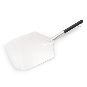 Bequemer Pizzaschieber mit langem Griff
